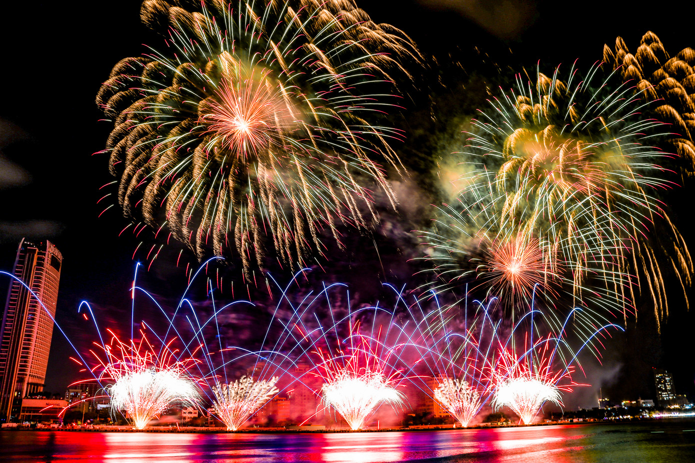 Bầu trời sông Hàn rực rỡ trong đêm với màn pháo hoa của đội Anh.