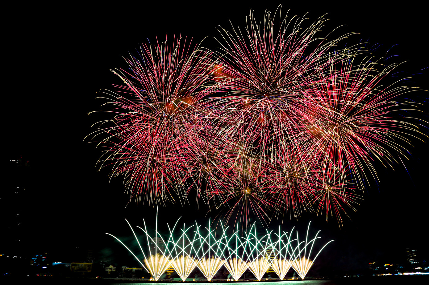 Pháo hoa rực rỡ.