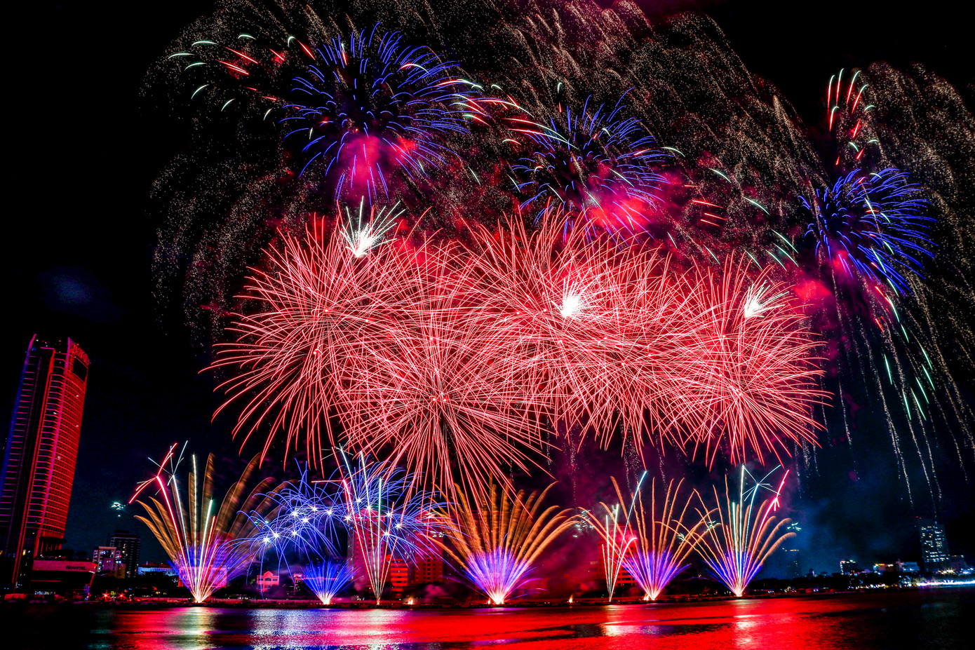 Bầu trời sông Hàn rực rỡ trong đêm với màn pháo hoa của đội Anh.