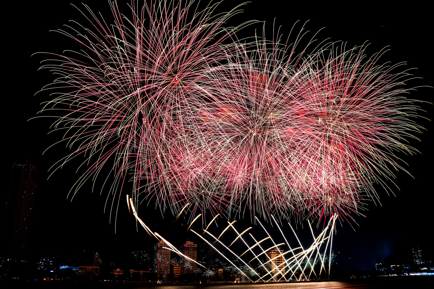 Pháo hoa rực rỡ.