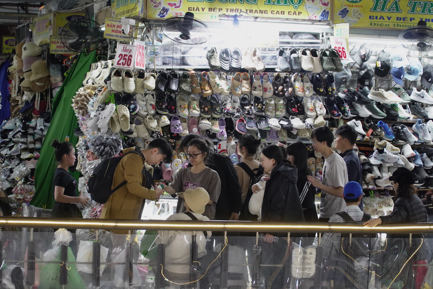 Du khách rất chuộng các mặt hàng giày dép, áo quần may sẵn, các món đặc sản vì mẫu mã phong phú, giá cả phải chăng. Ảnh: Thanh Hiền.