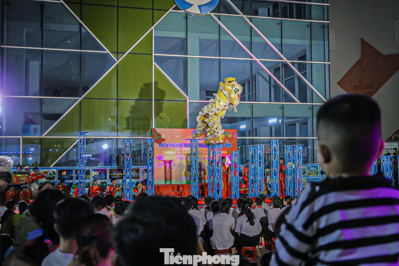 “Các đội biểu diễn múa lân rất hay và đẹp mắt, những pha nhào lộn thật tuyệt vời. Trung thu là Tết dành cho thiếu nhi nên tôi cũng dẫn con mình đến xem”, anh Nguyễn Văn Lành (quận Thanh Khê) cho biết.