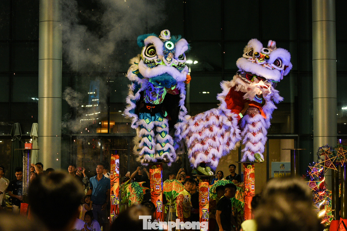 Những màn biểu diễn mai hoa thung, múa song lân… của các đội khiến mọi người trầm trồ, thích thú.