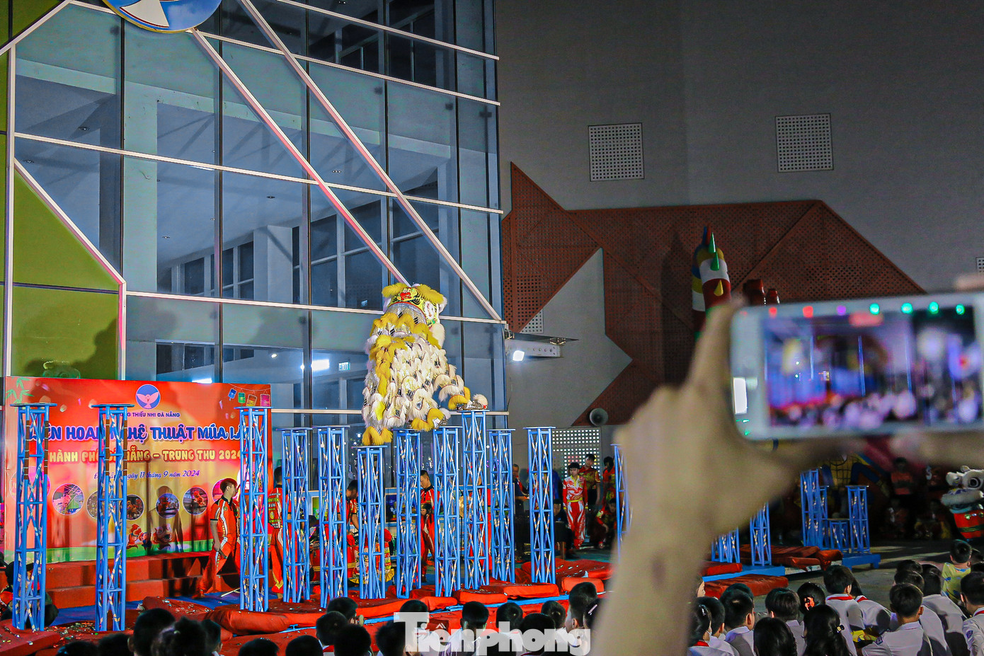 Tại Cung thiếu nhi Đà Nẵng (quận Hải Châu), công viên trên đường Lê Văn Hiến (quận Ngũ Hành Sơn) lượng người đến xem múa lân đông nghịt. Nhiều người lấy điện thoại ghi lại hình ảnh lân lên mai hoa thung đẹp mắt từ các đội.