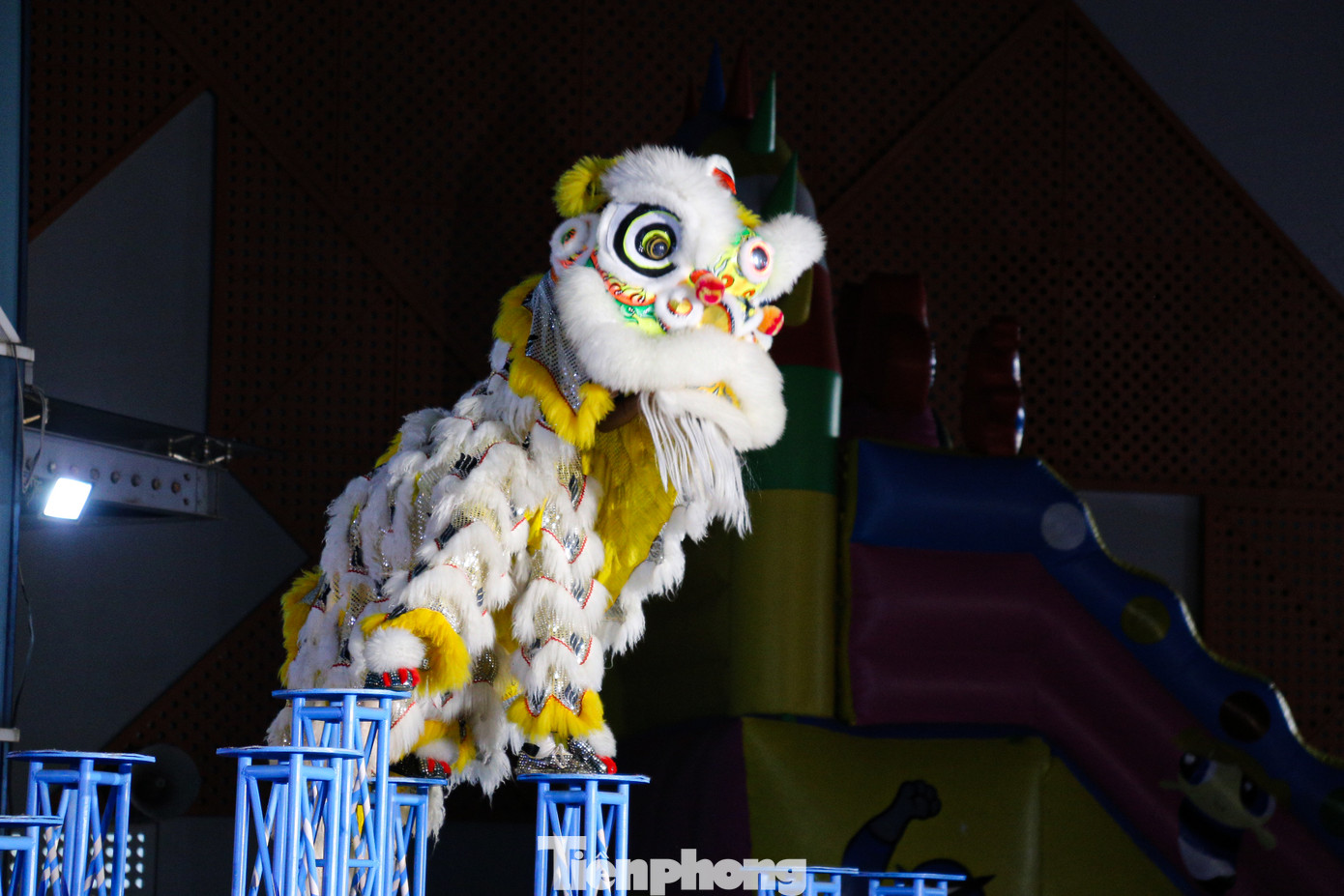 Những pha nhào lộn ngoạn mục trên không.