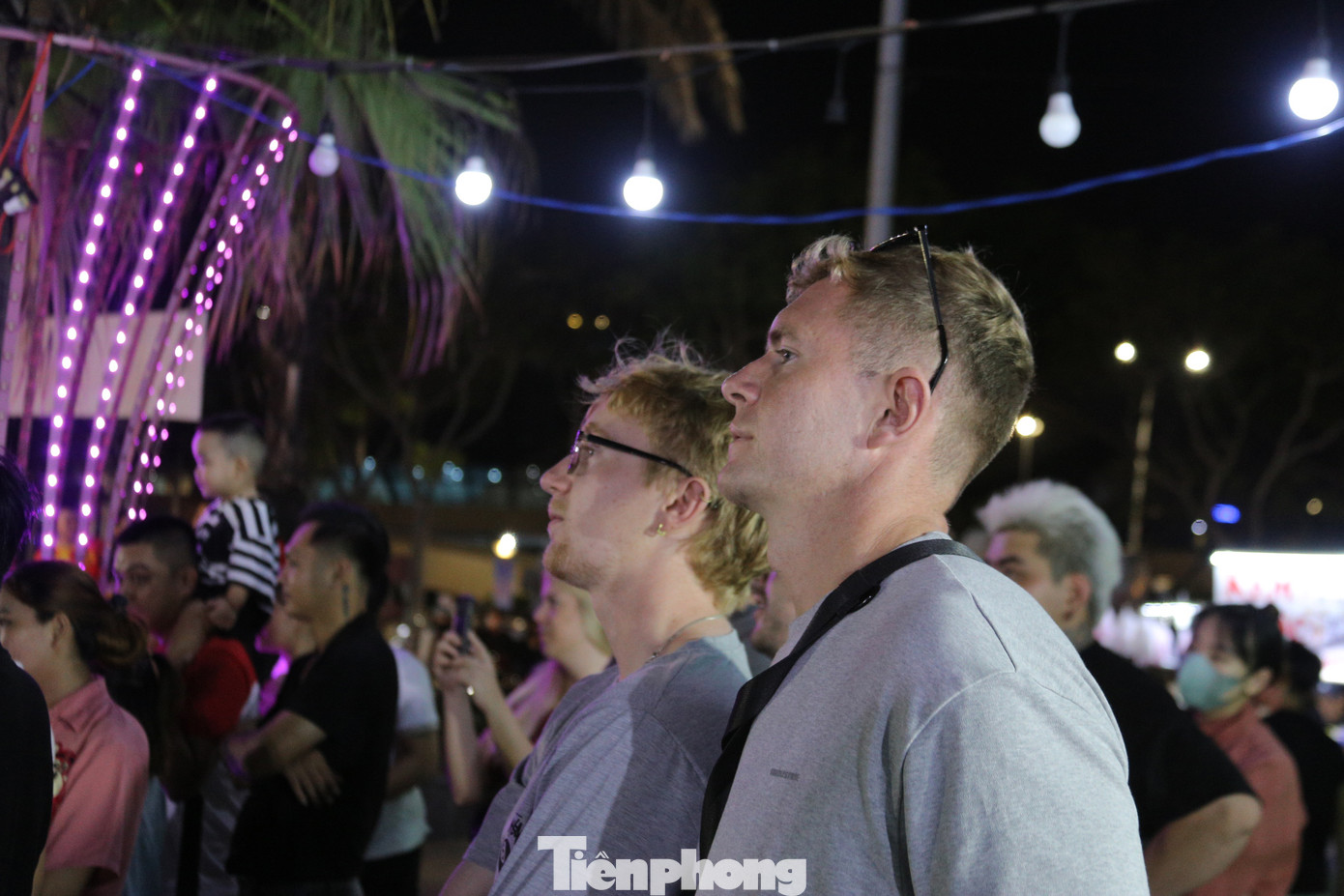 Nhiều du khách nước ngoài chăm chú xem múa lân không rời mắt.