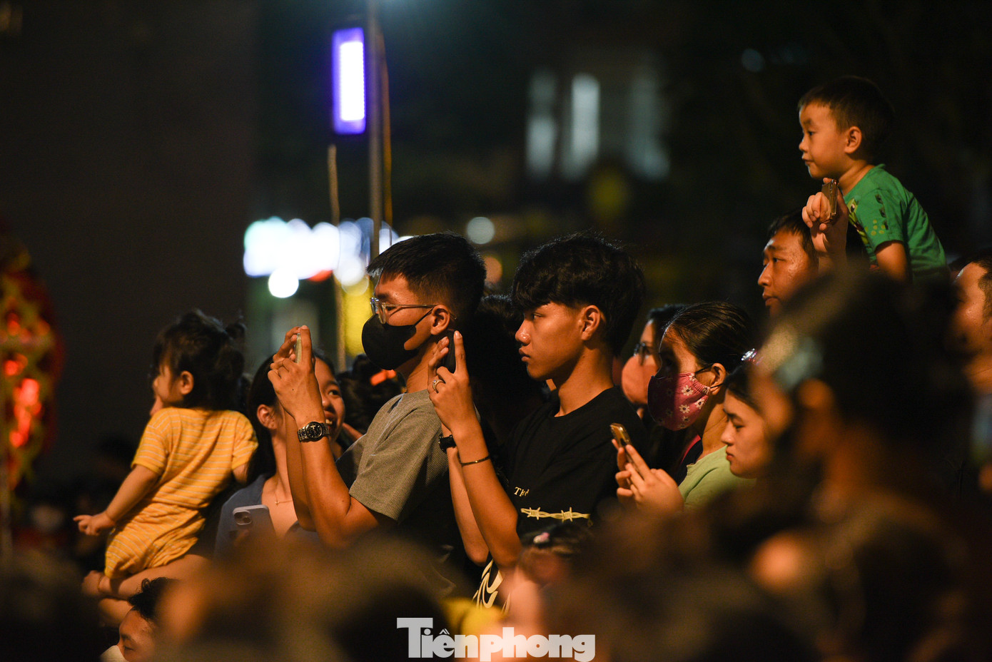 Các em nhỏ hào hứng khi được bố mẹ dẫn đi xem.