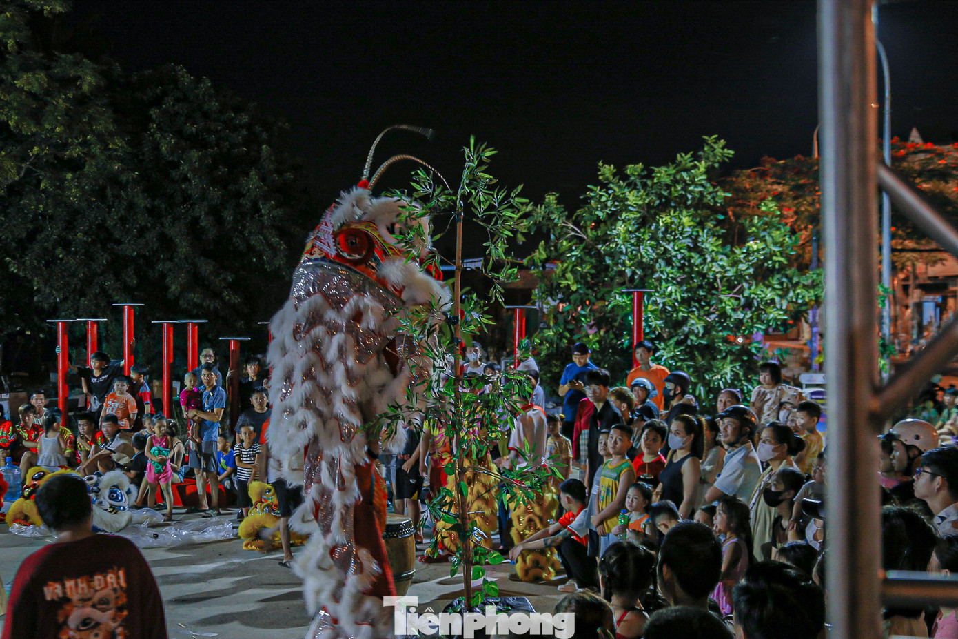 Tại Cung thiếu nhi Đà Nẵng (quận Hải Châu), công viên trên đường Lê Văn Hiến (quận Ngũ Hành Sơn) lượng người đến xem múa lân đông nghịt. Nhiều người lấy điện thoại ghi lại hình ảnh lân lên mai hoa thung đẹp mắt từ các đội.