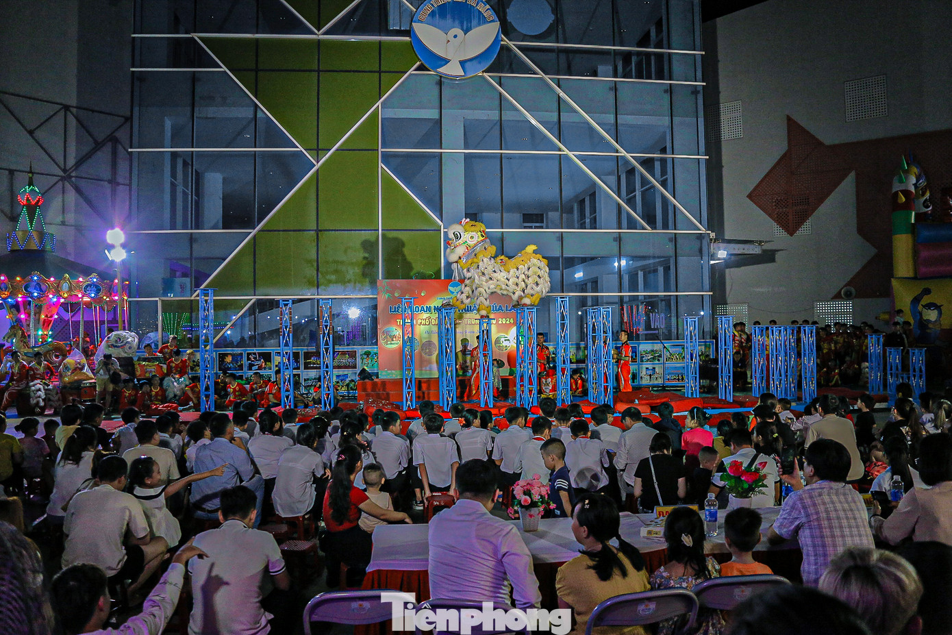Ghi nhận của Tiền Phong, đông người đổ về cung thiếu nhi, chợ đêm Helio và các điểm vui chơi để thưởng lãm những màn biểu diễn đẹp mắt, đặc sắc của các đội lân nhà nghề.