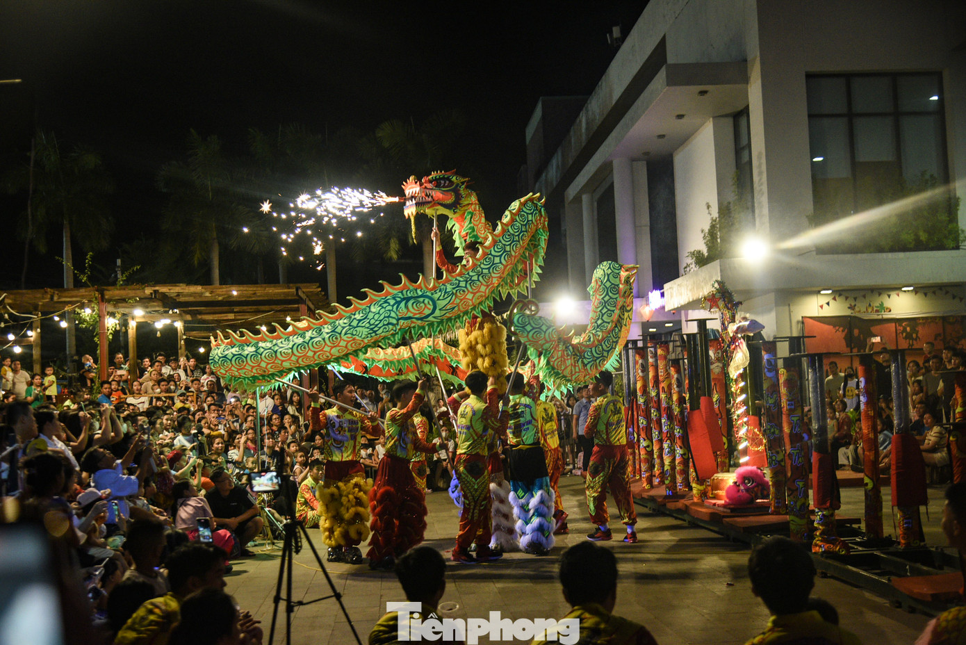 Từ khoảng 19h, các con đường xung quanh chợ đêm Helio chật kín người dân, du khách đến xem các đội lân biểu diễn.