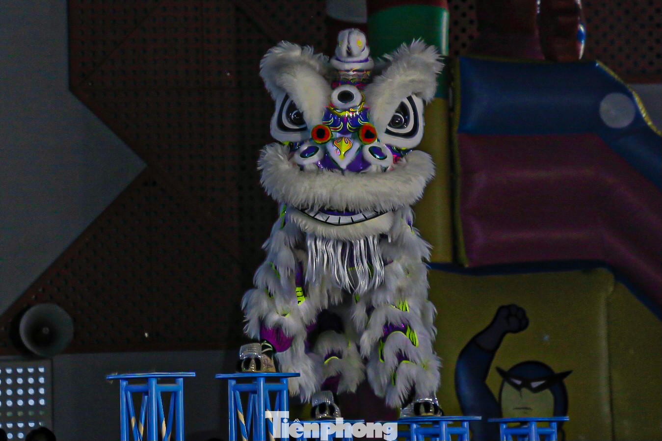 Những màn biểu diễn mai hoa thung, múa song lân… của các đội khiến mọi người trầm trồ, thích thú.