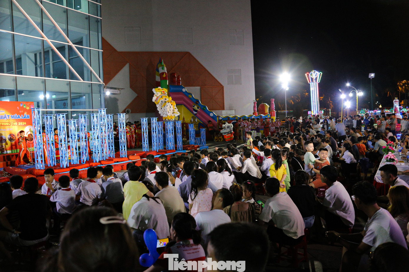 Các em nhỏ hào hứng khi được bố mẹ dẫn đi xem.