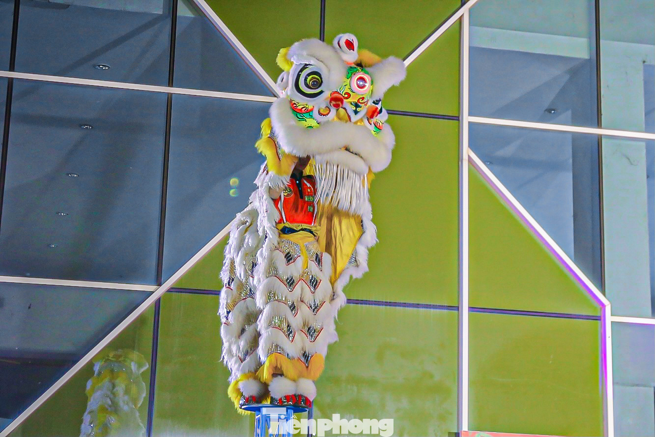 Những màn biểu diễn mai hoa thung, múa song lân… của các đội khiến mọi người trầm trồ, thích thú.