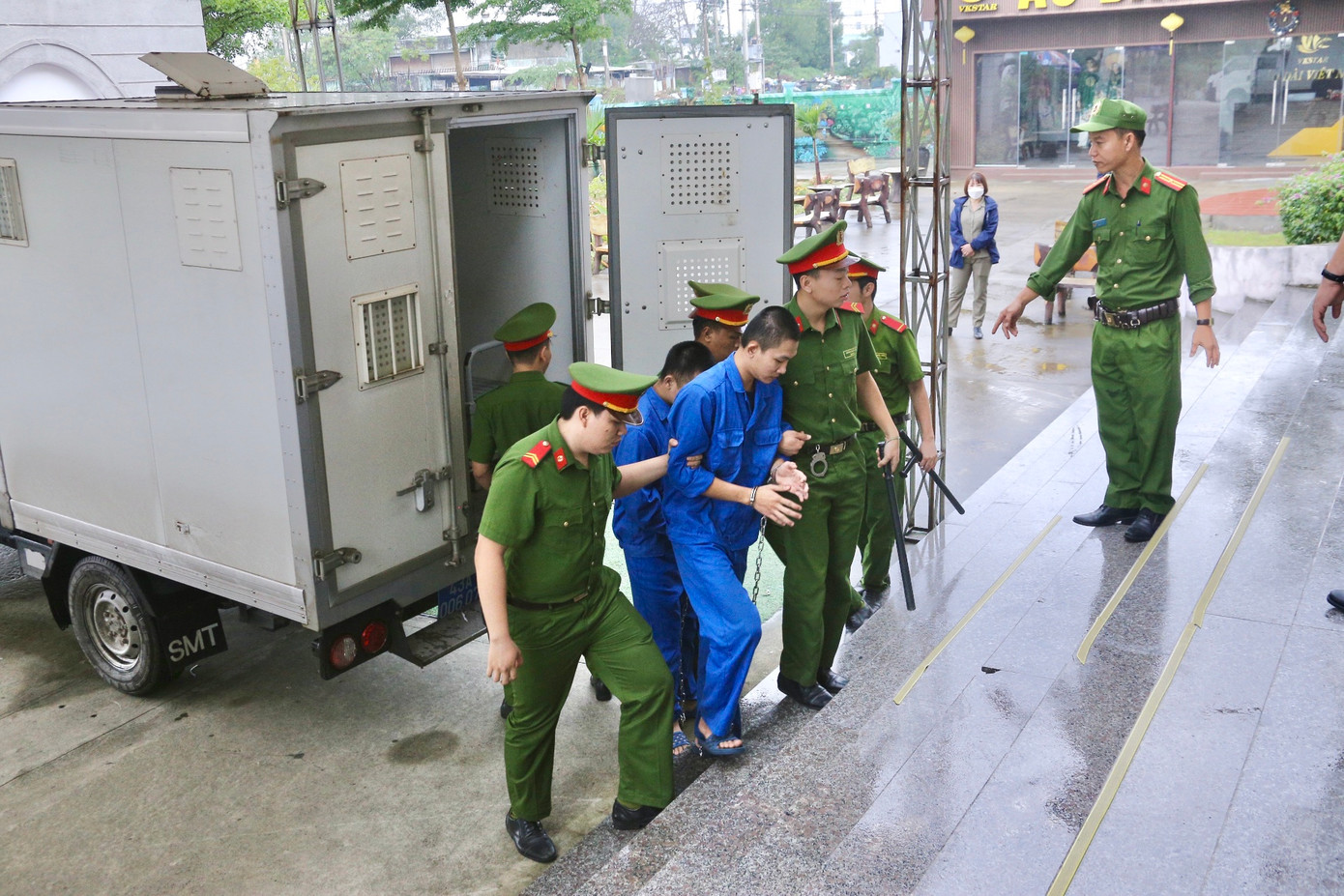 2 bị cáo được đưa đến phiên tòa xét xử.