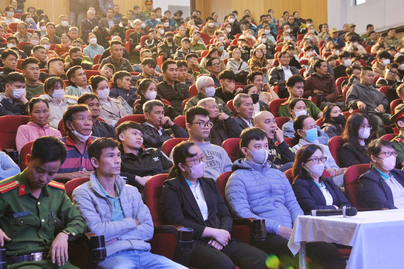 Hàng trăm người dân đến xem phiên tòa xét xử dù mưa lạnh.