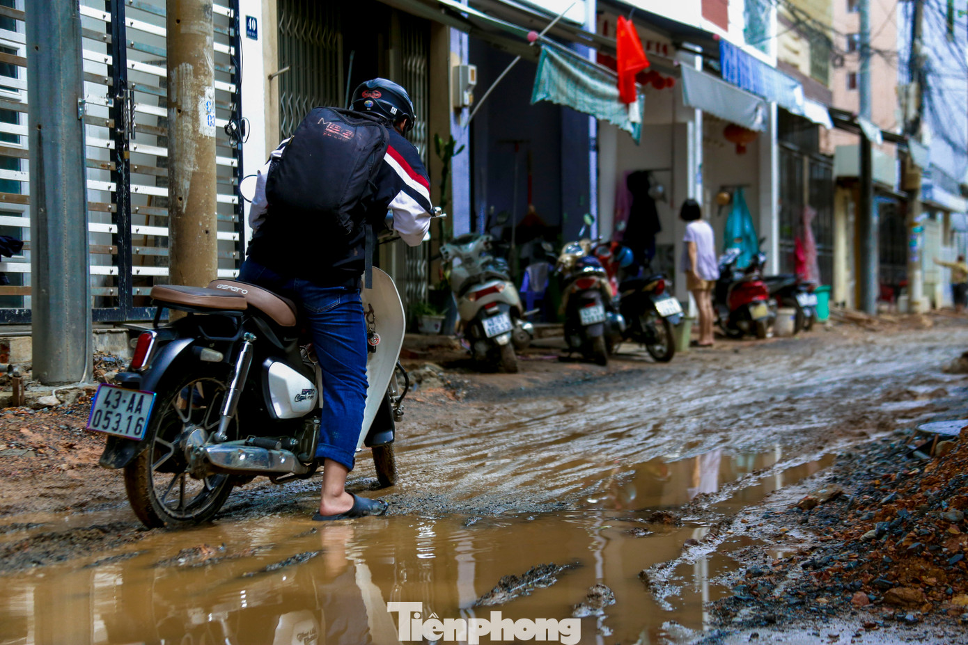 Đường lầy lội khiến việc đi lại của người dân gặp nhiều khó khăn.