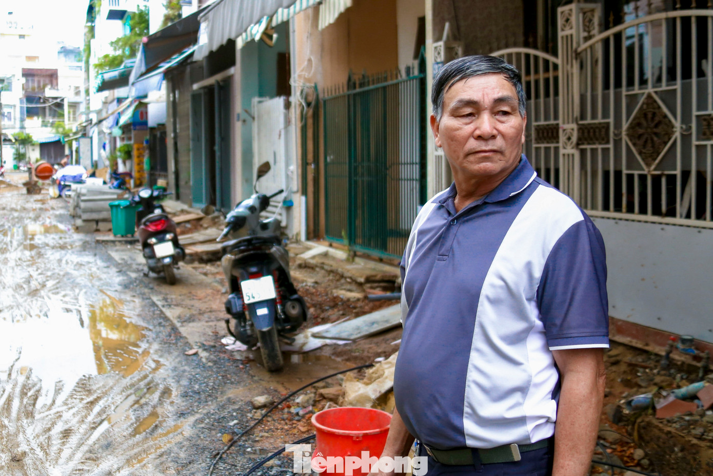 Ông Nguyễn Văn Nam - Tổ trưởng tổ 50 (phường Khuê Trung, quận Cẩm Lệ) cho biết, trước khi khởi công sửa chữa tuyến đường Bình Hòa, chính quyền địa phương đã cam kết với người dân sẽ hoàn thành công trình trong vòng 90 ngày. Tuy nhiên, đến nay đã 4 tháng trôi qua, tuyến đường vẫn thi công dang dở, gây nhiều phiền toái cho người dân sinh sống hai bên đường.