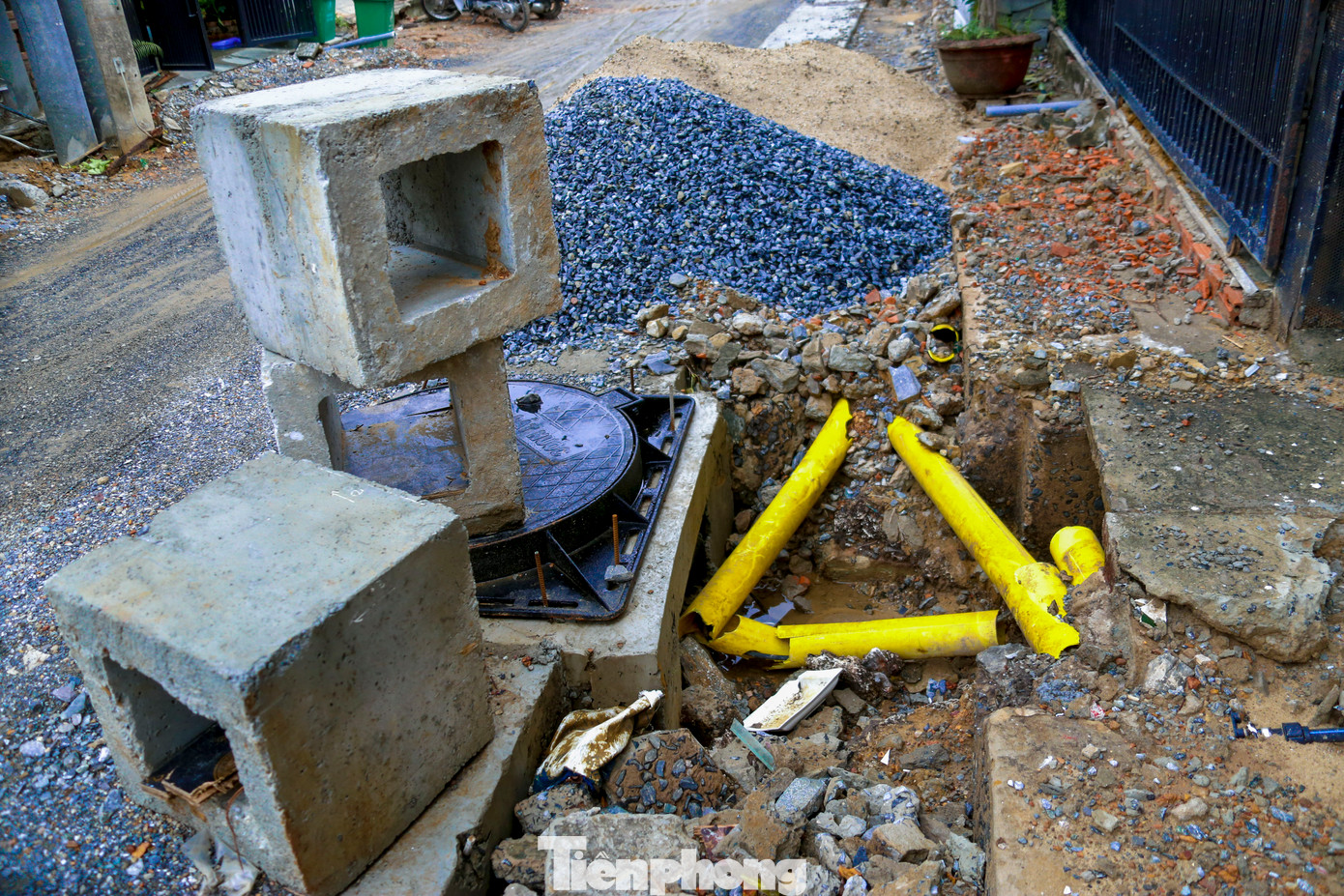 Hai bên đường bị đào xới nham nhở, mặt đường trở nên lầy lội, bùn đất vương vãi, đặc biệt vào những ngày mưa.