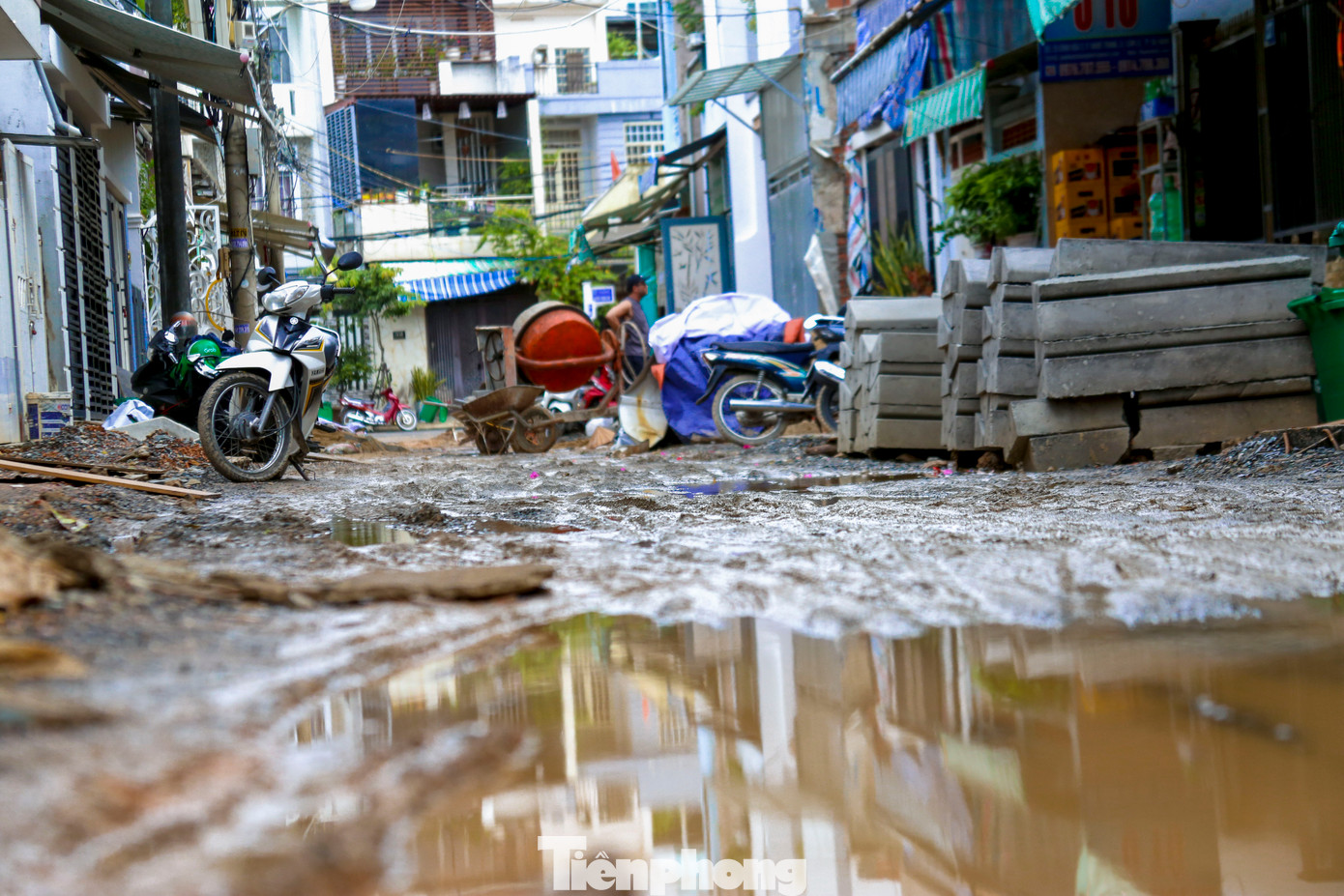 Tuyến đường Bình Hòa (thuộc phường Khuê Trung, quận Cẩm Lệ) hiện trong tình trạng thi công dang dở, kéo dài nhiều tháng chưa hoàn thiện. Nhiều đoạn mặt đường bị đào xới nham nhở, đất đá ngổn ngang, đặc biệt khi trời mưa, tuyến đường trở nên lầy lội, trơn trượt khiến việc đi lại, sinh hoạt của người dân gặp nhiều khó khăn.