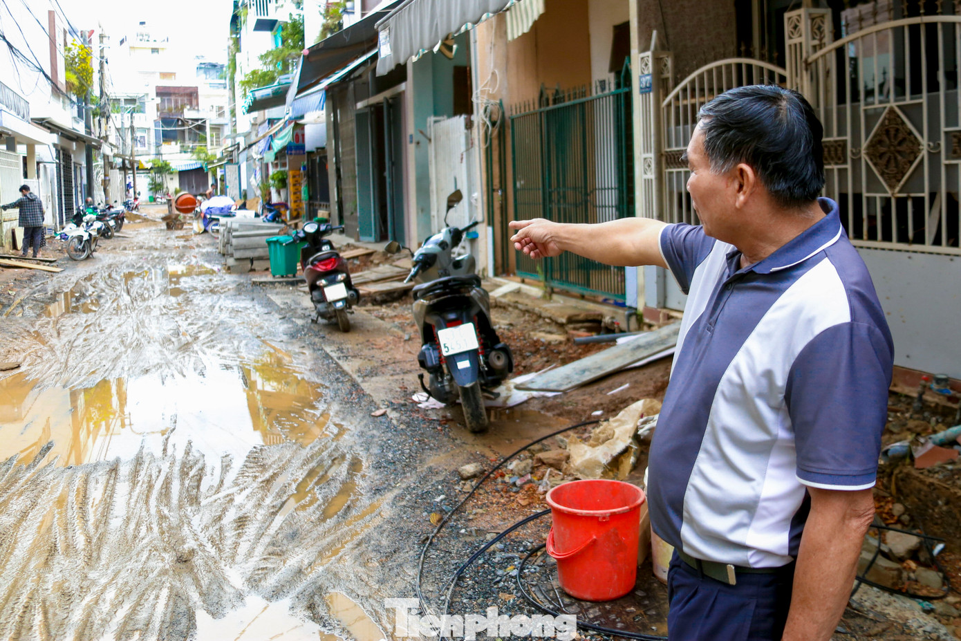 "Đường thì lầy lội, đất đá ngổn ngang, nhiều trường hợp xe máy đi qua đã bị té ngã. Mỗi lần mưa là cả đoạn đường biến thành bãi sình, ảnh hưởng nghiêm trọng đến đời sống, sinh hoạt và an toàn của người dân", ông Nam nói.