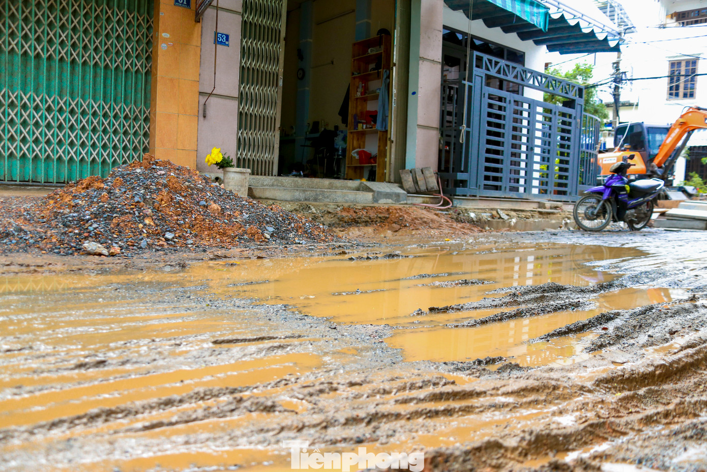 Hai bên đường bị đào xới nham nhở, mặt đường trở nên lầy lội, bùn đất vương vãi, đặc biệt vào những ngày mưa.