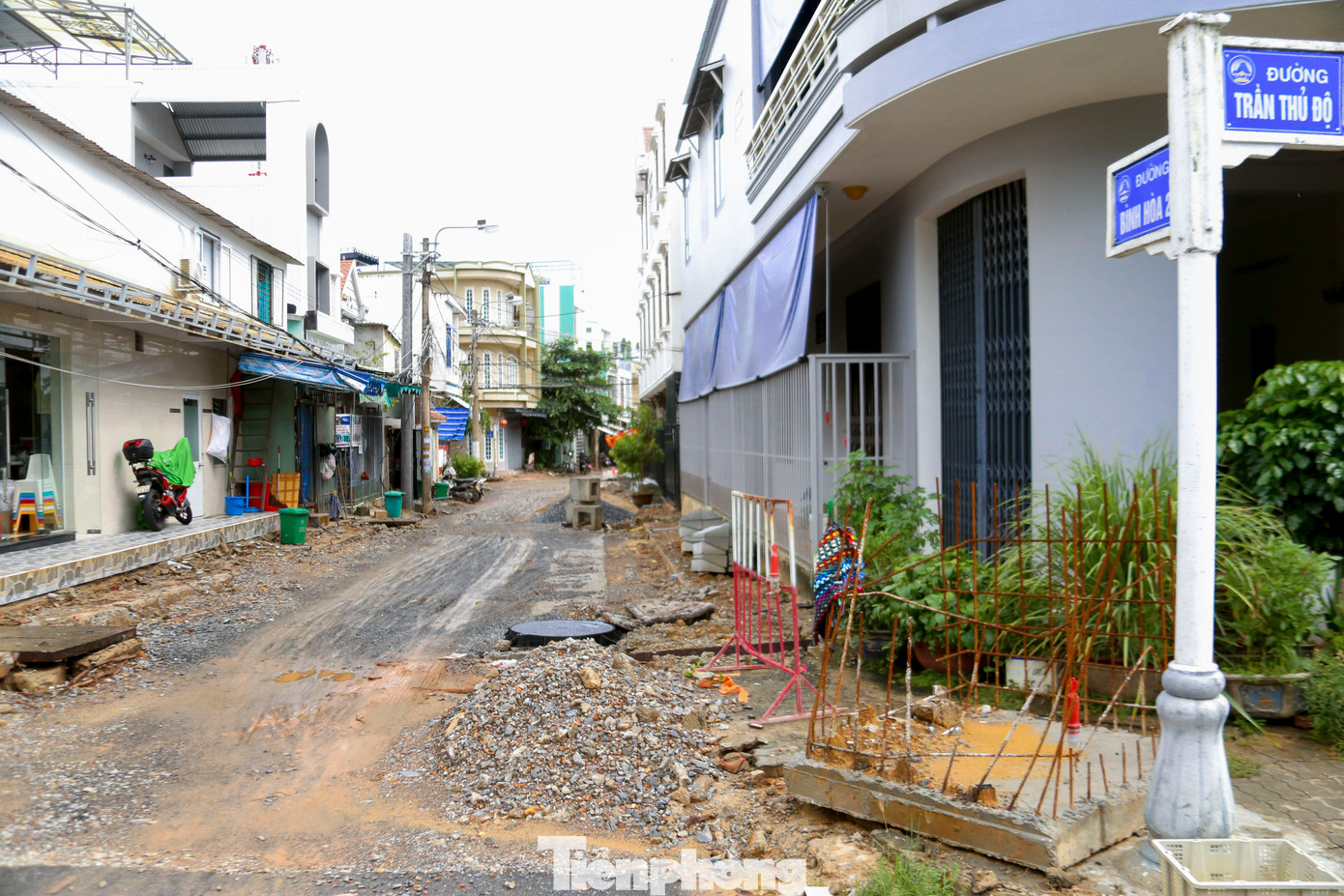 UBND quận Cẩm Lệ cho biết, đã giao UBND phường Khuê Trung tiến hành kiểm tra, xử lý và làm việc với các đơn vị liên quan. Qua buổi làm việc, đơn vị thi công đã cam kết sẽ khẩn trương đẩy nhanh tiến độ, sớm hoàn thiện công trình nhằm đảm bảo đời sống và sinh hoạt ổn định cho người dân trong khu vực.