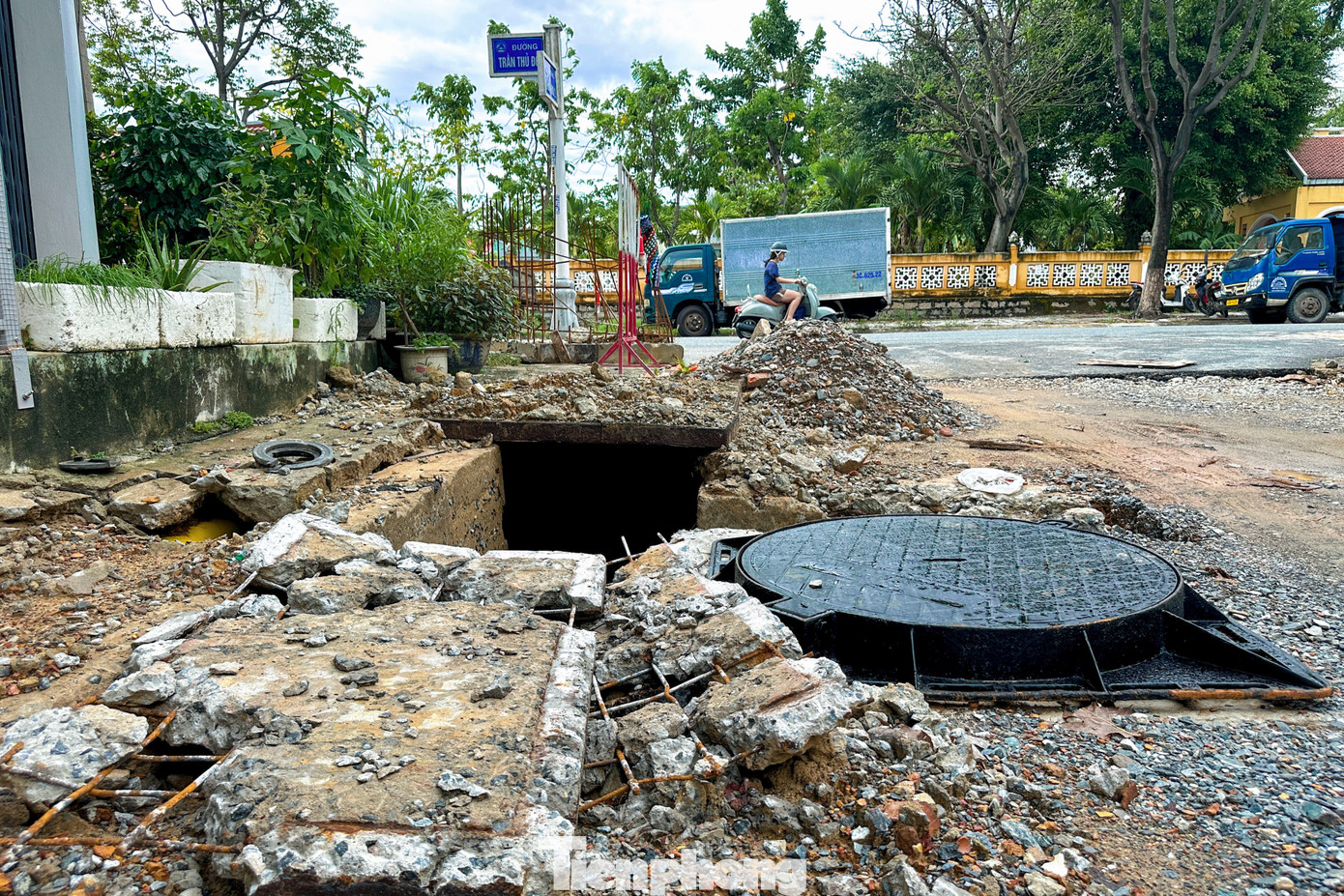 Ghi nhận của Tiền Phong, tuyến đường bị đào xới ngổn ngang, nhiều đoạn mặt đường lồi lõm, bùn đất vương vãi.