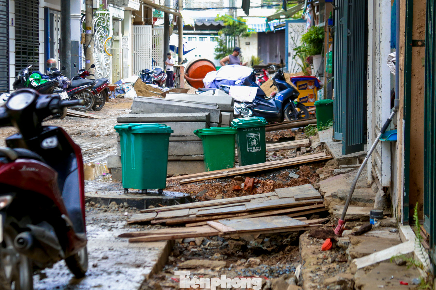 Hai bên đường bị đào xới nham nhở, mặt đường trở nên lầy lội, bùn đất vương vãi, đặc biệt vào những ngày mưa.
