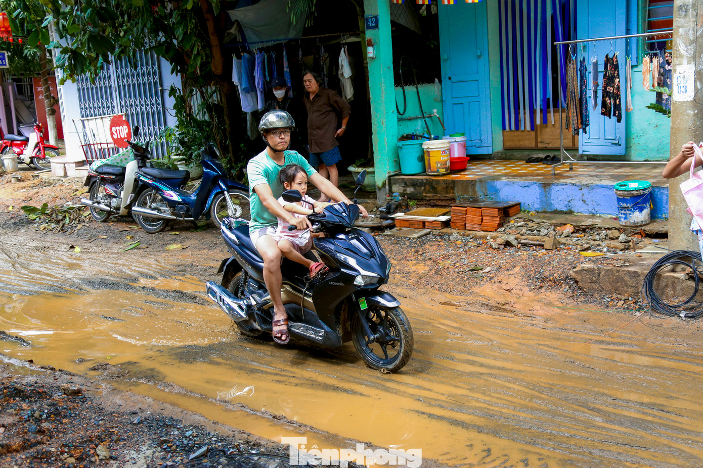 Đường lầy lội khiến việc đi lại của người dân gặp nhiều khó khăn.