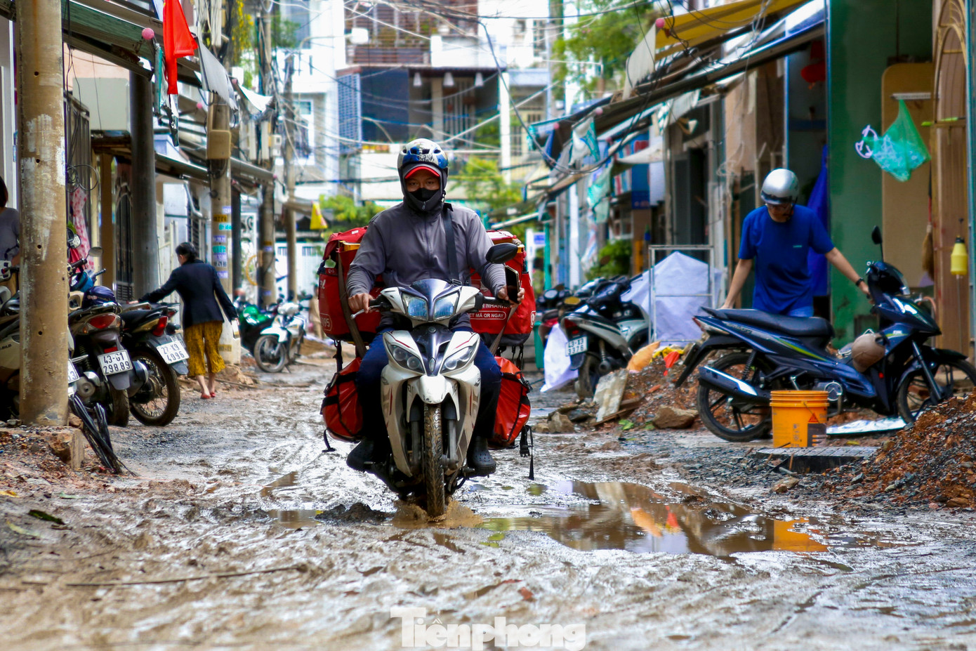 Đường lầy lội khiến việc đi lại của người dân gặp nhiều khó khăn.