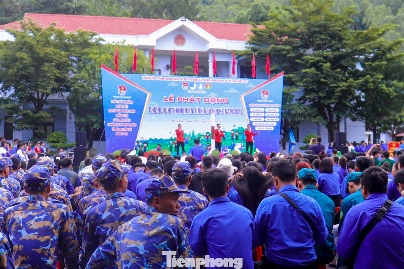 Sáng 31/5, hàng trăm đoàn viên, thanh niên hào hứng tham gia Lễ phát động và ra quân chiến dịch Thanh niên tình nguyện hè 2025 do Thành Đoàn Đà Nẵng tổ chức. Ảnh: Duy Quốc