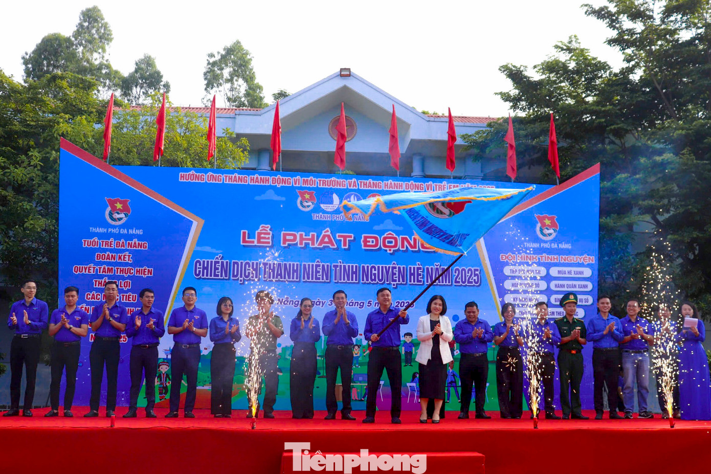 Bí thư Thành Đoàn Đà Nẵng cũng yêu cầu các cấp bộ Đoàn trên toàn thành phố cần xây dựng kế hoạch cụ thể, thực hiện hiệu quả các công trình, phần việc và nhiệm vụ được giao trong chiến dịch. Đồng thời, cần chú trọng tổ chức các hoạt động tình nguyện đảm bảo tuyệt đối an toàn cho lực lượng thanh niên tham gia; chủ động, xung kích đi đầu trong việc giải quyết các vấn đề mới, khó, hoặc những vấn đề đang gây bức xúc trong xã hội.