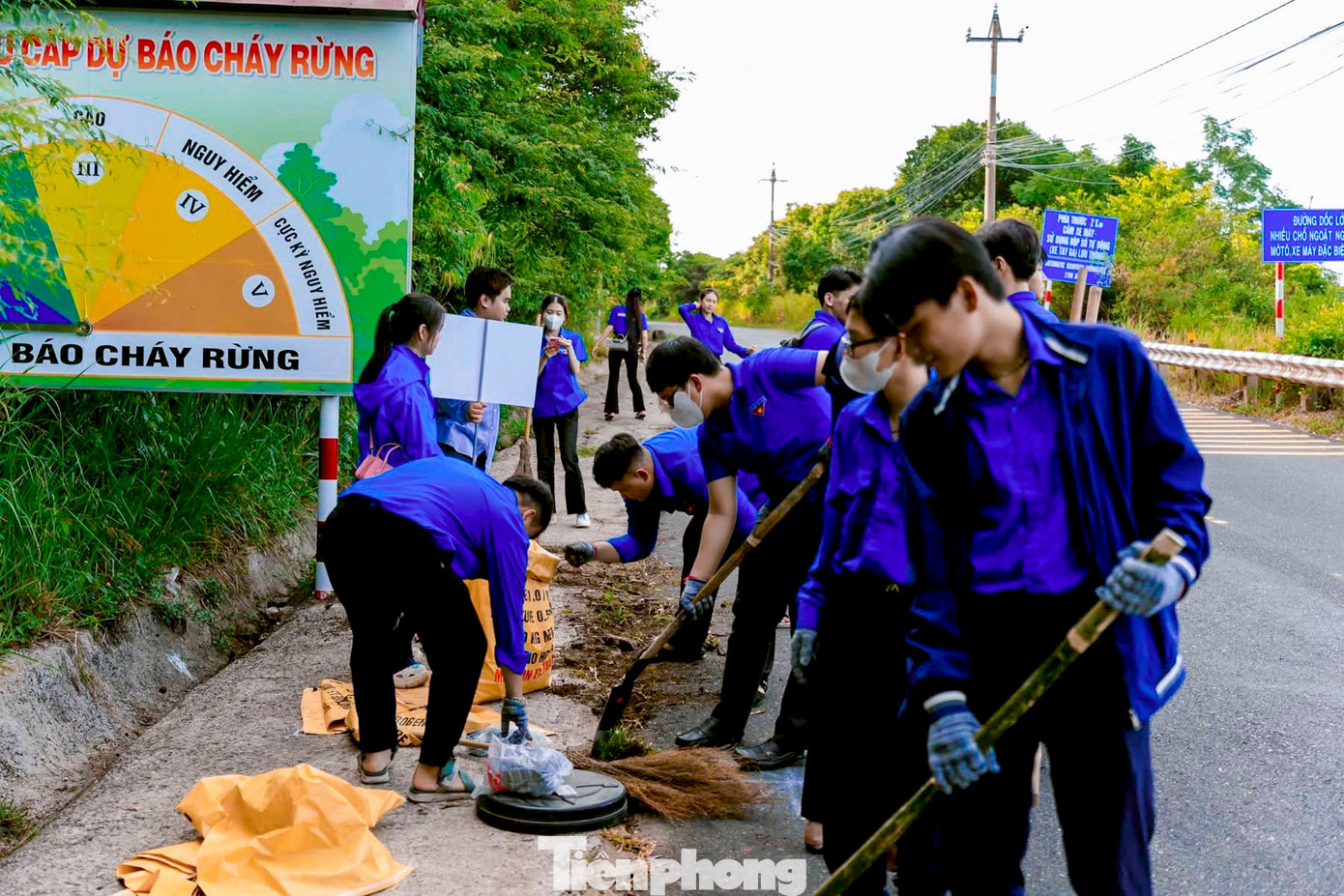 Sau lễ phát động, hơn 600 ĐVTN tham gia ra quân hưởng ứng dọn vệ sinh khu vực đường đi lên đỉnh Bàn Cờ (Sơn Trà), đồng loạt phát động thực hiện các hoạt động vệ sinh môi trường và an sinh xã hội trên địa bàn thành phố, ra quân đội hình Bình dân học vụ số trên địa bàn quận Sơn Trà.