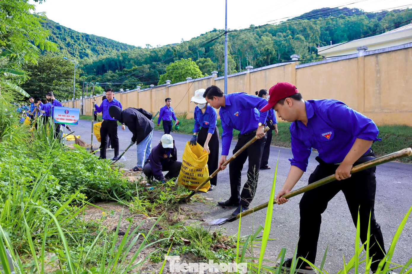 Sau lễ phát động, hơn 600 ĐVTN tham gia ra quân hưởng ứng dọn vệ sinh khu vực đường đi lên đỉnh Bàn Cờ (Sơn Trà), đồng loạt phát động thực hiện các hoạt động vệ sinh môi trường và an sinh xã hội trên địa bàn thành phố, ra quân đội hình Bình dân học vụ số trên địa bàn quận Sơn Trà.
