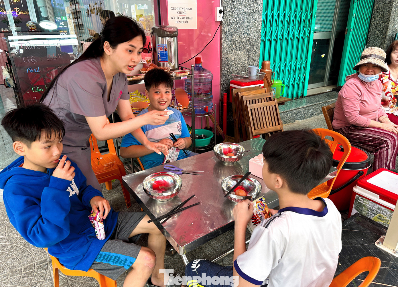 Tiệm mì 1.000 đồng ở Đà Nẵng mỗi ngày rất đông người tìm đến. Tiệm mì 1.000 đồng ở Đà Nẵng mỗi ngày rất đông người tìm đến.