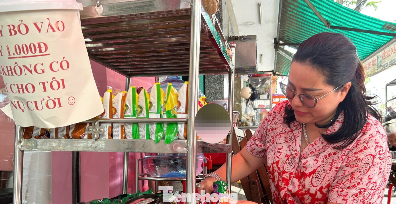 Chị Trần Thị Bích Huệ, chủ tiệm mì mỗi ngày đều ra kiểm tra, bổ sung thêm để kịp thời phục vụ khách đến ăn. Chị Trần Thị Bích Huệ, chủ tiệm mì mỗi ngày đều ra kiểm tra, bổ sung thêm để kịp thời phục vụ khách đến ăn.