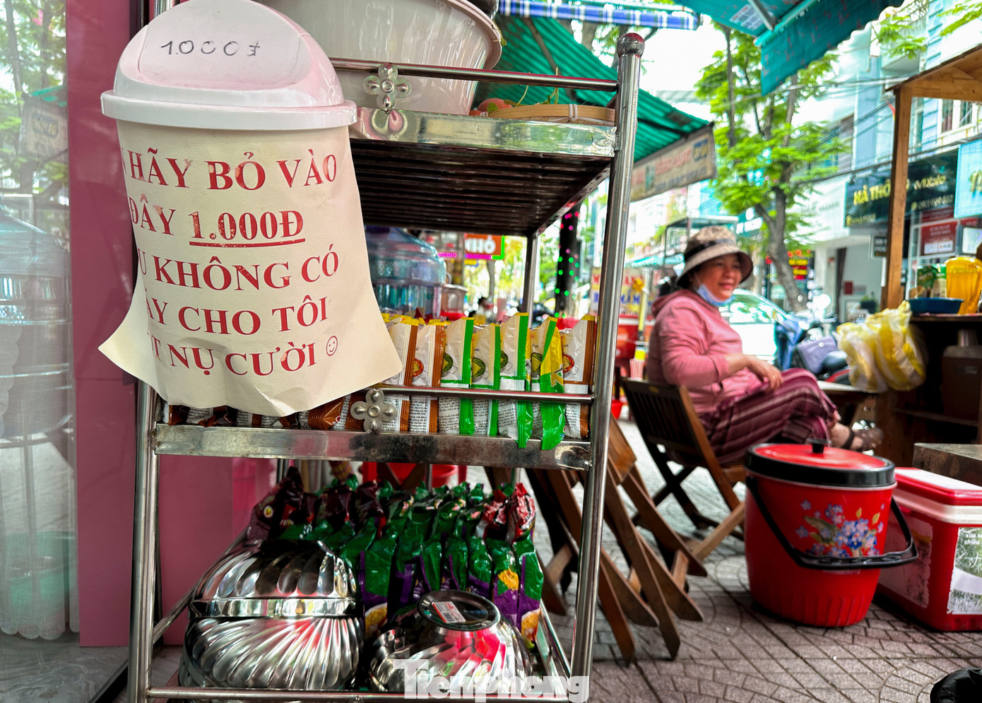 Chỉ với 1.000 đồng có thể thưởng thức một tô mì, nếu không có tiền, chỉ cần một nụ cười. Chỉ với 1.000 đồng có thể thưởng thức một tô mì, nếu không có tiền, chỉ cần một nụ cười.