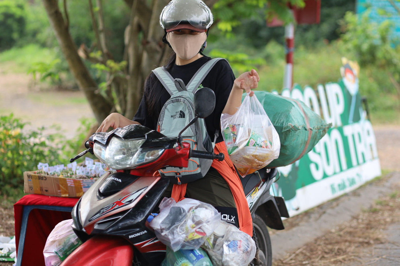 Các nhóm dọn rác quanh khu vực bến thủy nội địa CT15 và dùng xe tập kết rác về điểm ban đầu. Các nhóm dọn rác quanh khu vực bến thủy nội địa CT15 và dùng xe tập kết rác về điểm ban đầu.