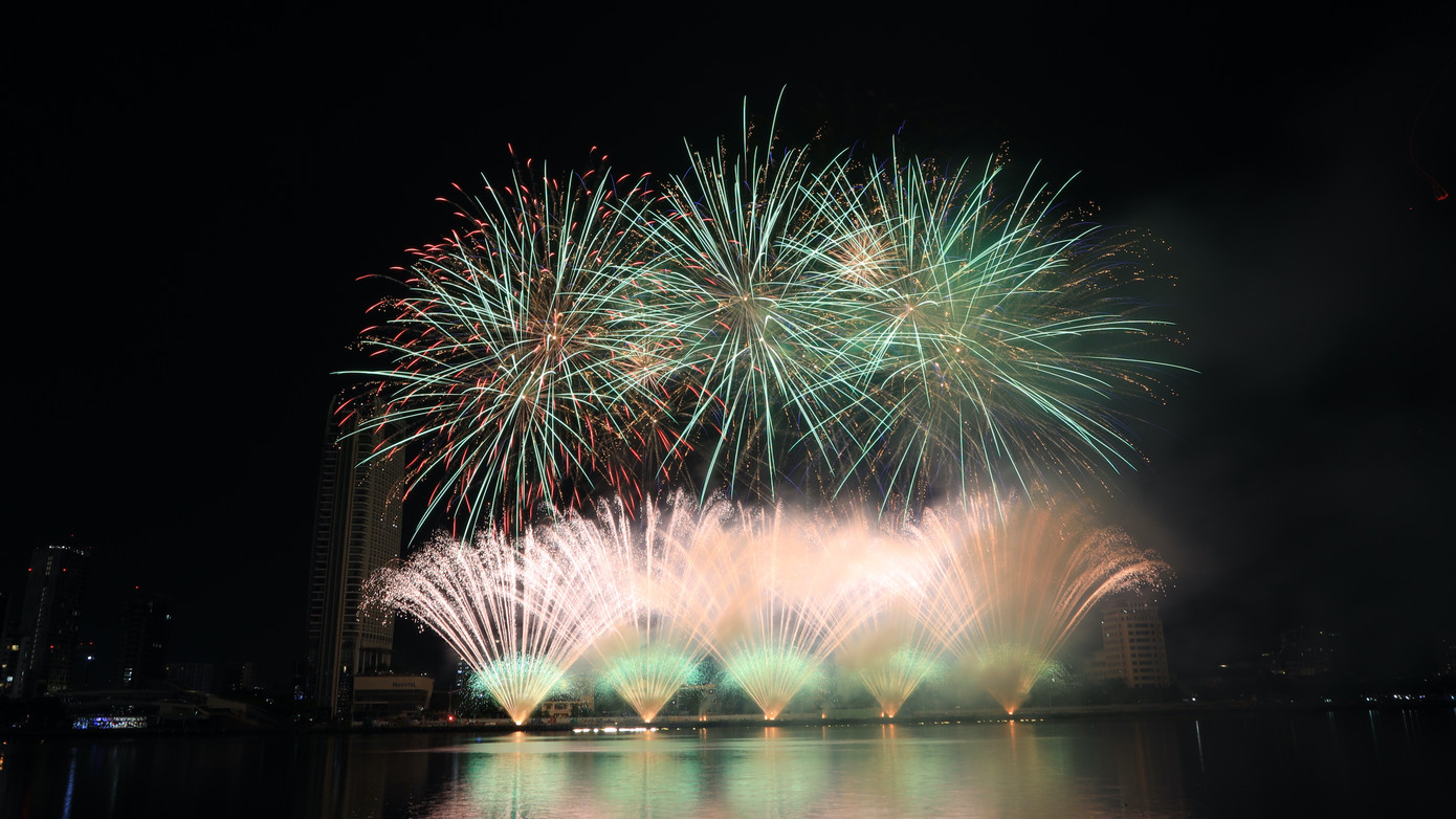 Đội đương kim vô địch Pháp đã vẽ lên bầu trời sông Hàn những “vũ điệu” đầy mê hoặc và cuốn hút.