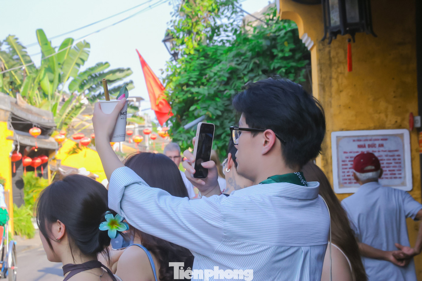 “Tôi biết trước là sẽ rất đông người nên đã chọn ngày thường đi để đỡ phải chen lấn nhưng không ngờ người dân và du khách tham quan đông như vậy. Tôi ở đây 2 ngày rồi, tham quan nhiều chỗ và đã thưởng thức rất nhiều món ngon nơi đây”, anh Nguyễn Sơn du khách đến từ TP. Hồ Chí Minh bộc bạch. “Tôi biết trước là sẽ rất đông người nên đã chọn ngày thường đi để đỡ phải chen lấn nhưng không ngờ người dân và du khách tham quan đông như vậy. Tôi ở đây 2 ngày rồi, tham quan nhiều chỗ và đã thưởng thức rất nhiều món ngon nơi đây”, anh Nguyễn Sơn du khách đến từ TP. Hồ Chí Minh bộc bạch.