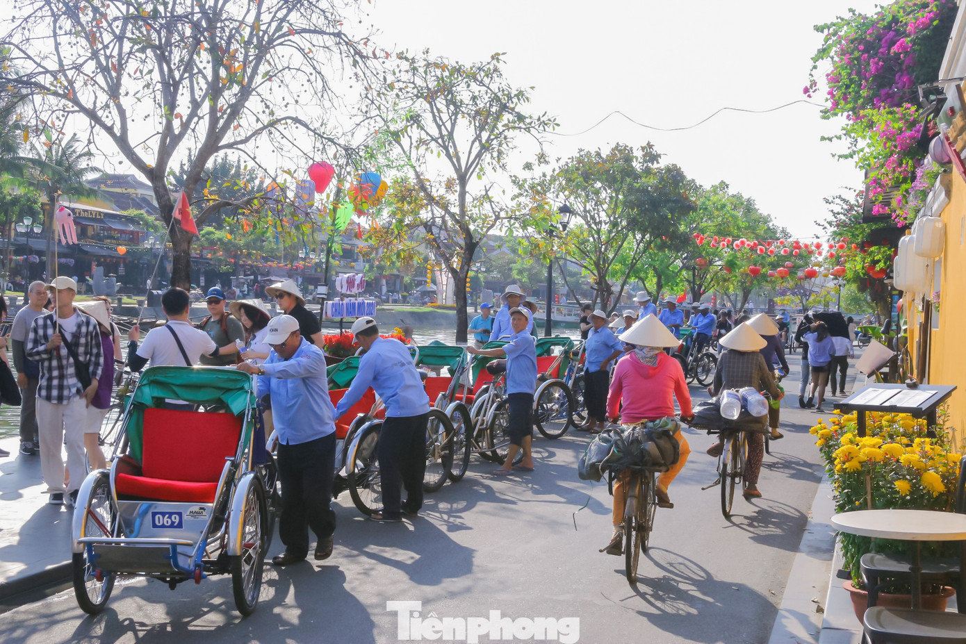 Những chiếc xích lô tấp nập chở khách du lịch tham quan khắp các ngõ ngách trong phố cổ. Những chiếc xích lô tấp nập chở khách du lịch tham quan khắp các ngõ ngách trong phố cổ.