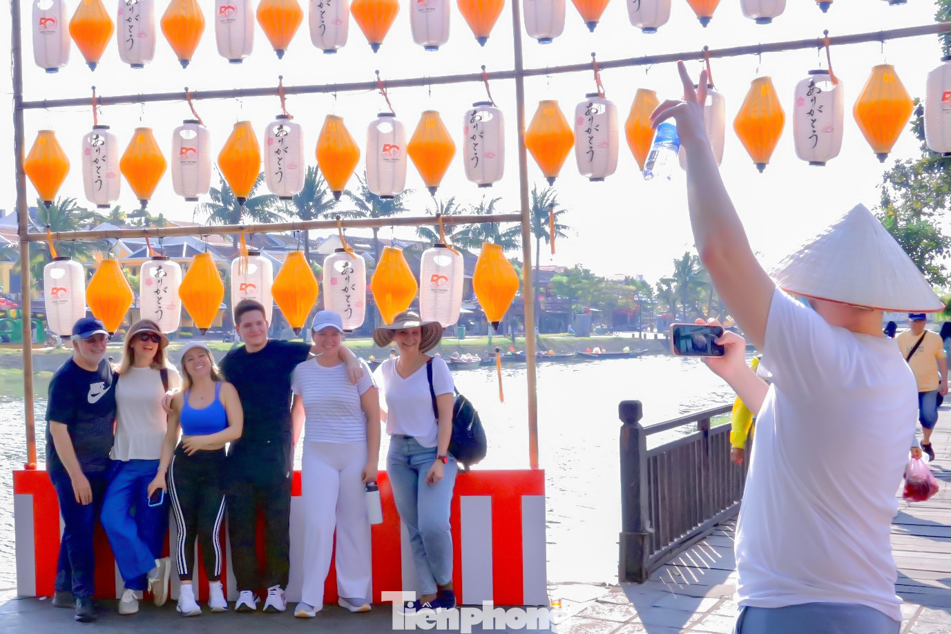 Dù trời nắng nóng nhưng khắp các con đường chật kín du khách. Dù trời nắng nóng nhưng khắp các con đường chật kín du khách.