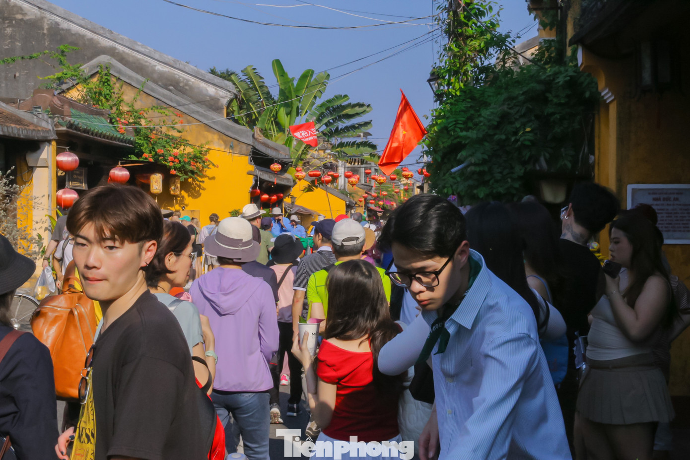 Theo Sở Văn hóa, Thể thao và Du lịch Quảng Nam, lượng khách quốc tế năm nay tăng mạnh. Dịp Tết Nguyên đán Giáp Thìn năm nay, tổng lượt khách tham quan và lưu trú du lịch trên địa bàn tỉnh Quảng Nam đạt 305.000 lượt, tăng 35% so với cùng kỳ năm 2023. Theo Sở Văn hóa, Thể thao và Du lịch Quảng Nam, lượng khách quốc tế năm nay tăng mạnh. Dịp Tết Nguyên đán Giáp Thìn năm nay, tổng lượt khách tham quan và lưu trú du lịch trên địa bàn tỉnh Quảng Nam đạt 305.000 lượt, tăng 35% so với cùng kỳ năm 2023.