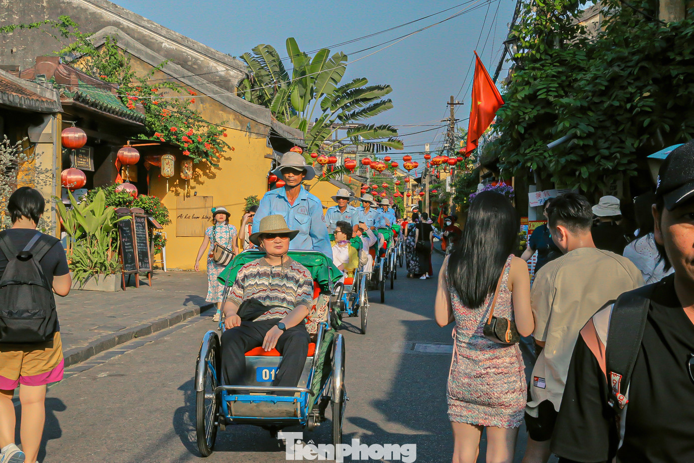 Từ khoảng 14h, lượng khách từ các tỉnh thành đổ về tham quan ngày càng đông tạo nên không khí nhộn nhịp, đông vui như trẩy hội. Từ khoảng 14h, lượng khách từ các tỉnh thành đổ về tham quan ngày càng đông tạo nên không khí nhộn nhịp, đông vui như trẩy hội.