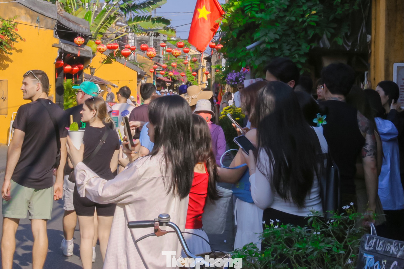 Theo ghi nhận của PV, các tuyến đường như Bạch Đằng, Trần Phú, Lê Lợi… trong phố cổ Hội An có rất đông khách trong nước và quốc tế đến tham quan chụp hình lưu niệm. Theo ghi nhận của PV, các tuyến đường như Bạch Đằng, Trần Phú, Lê Lợi… trong phố cổ Hội An có rất đông khách trong nước và quốc tế đến tham quan chụp hình lưu niệm.