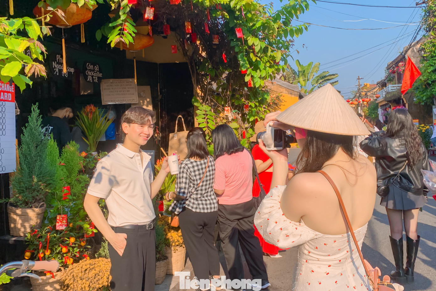 Nhiều cặp đôi thích thú tạo dáng, chụp hình lưu giữ kỉ niệm cùng nhau. Nhiều cặp đôi thích thú tạo dáng, chụp hình lưu giữ kỉ niệm cùng nhau.