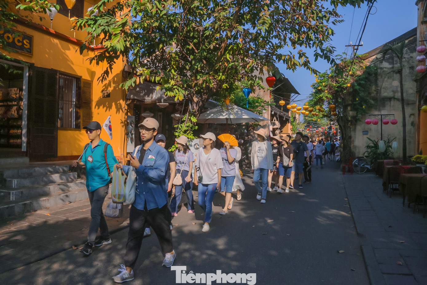 Trời càng về chiều lượng người đổ về phố cổ càng đông. Trời càng về chiều lượng người đổ về phố cổ càng đông.