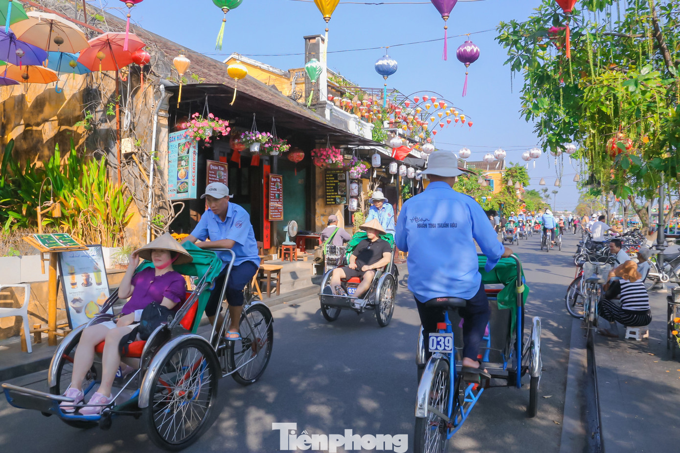 Những chiếc xích lô tấp nập chở khách du lịch tham quan khắp các ngõ ngách trong phố cổ. Những chiếc xích lô tấp nập chở khách du lịch tham quan khắp các ngõ ngách trong phố cổ.