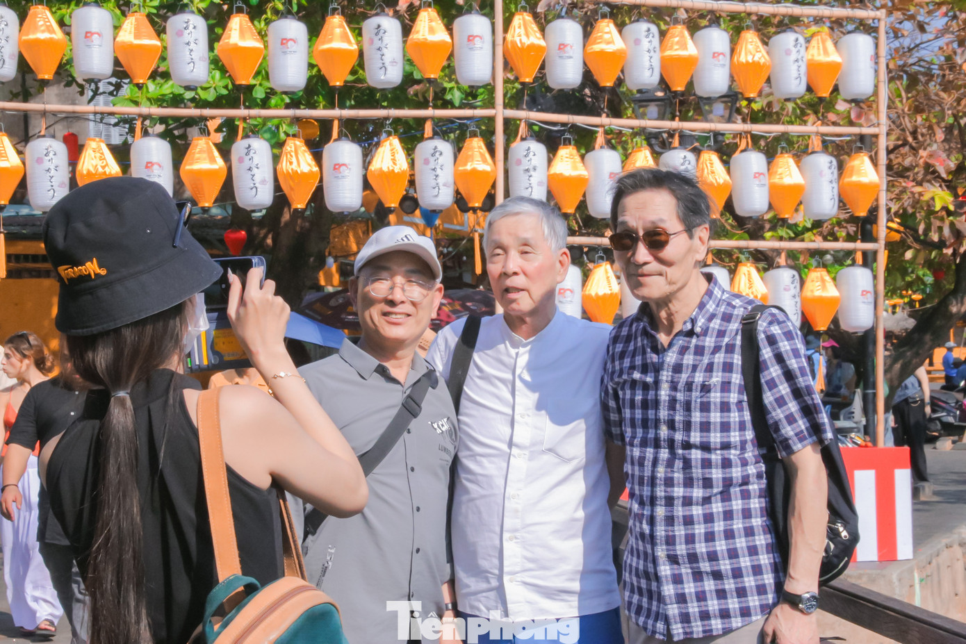 Dù trời nắng nóng nhưng khắp các con đường chật kín du khách. Dù trời nắng nóng nhưng khắp các con đường chật kín du khách.