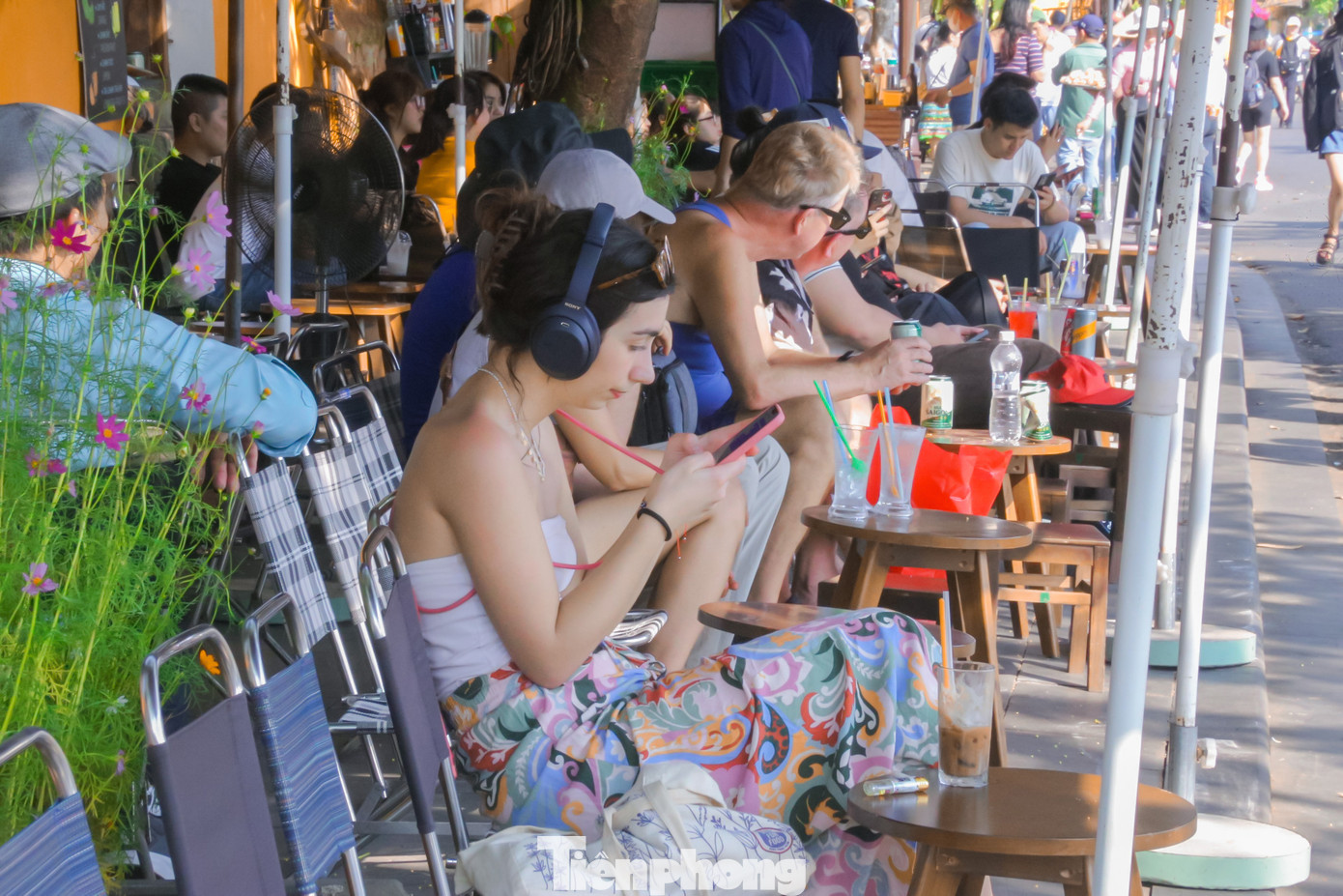 Du khách nước ngoài thích thú đi dạo, trải nghiệm cà phê ven đường trong phố cổ Hội An. Du khách nước ngoài thích thú đi dạo, trải nghiệm cà phê ven đường trong phố cổ Hội An.